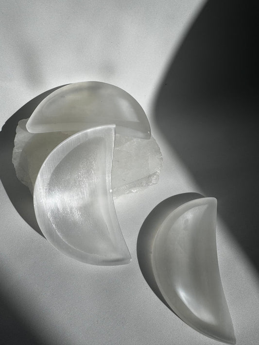 Selenite Crystal Moon Dish – Cleansing Bowl for Charging Crystals and Energy Clearing