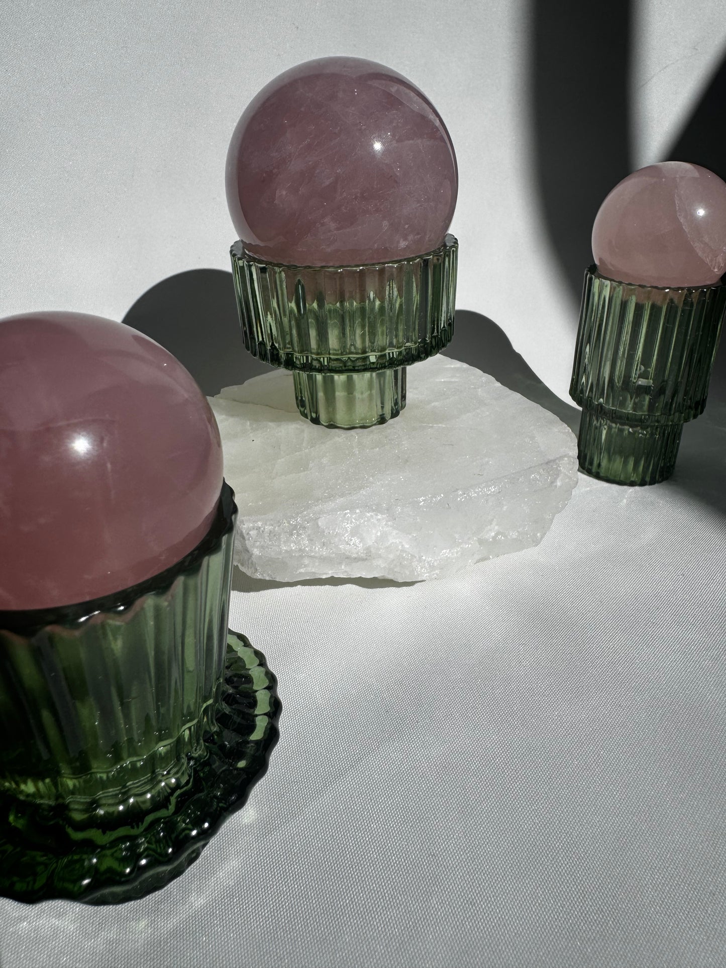 Green Glass Crystal Sphere Stand – Decorative Holder for Crystal Balls and Healing Crystals