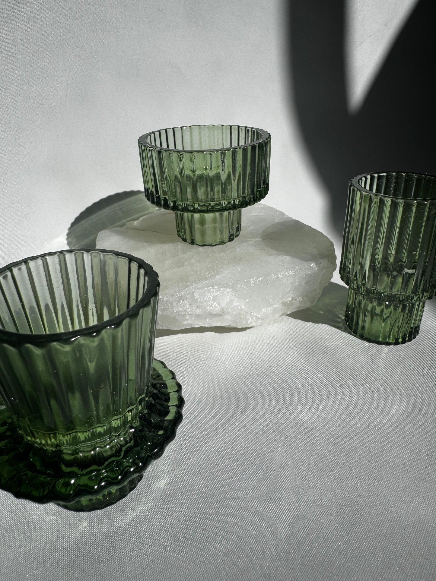 Green Glass Crystal Sphere Stand – Decorative Holder for Crystal Balls and Healing Crystals