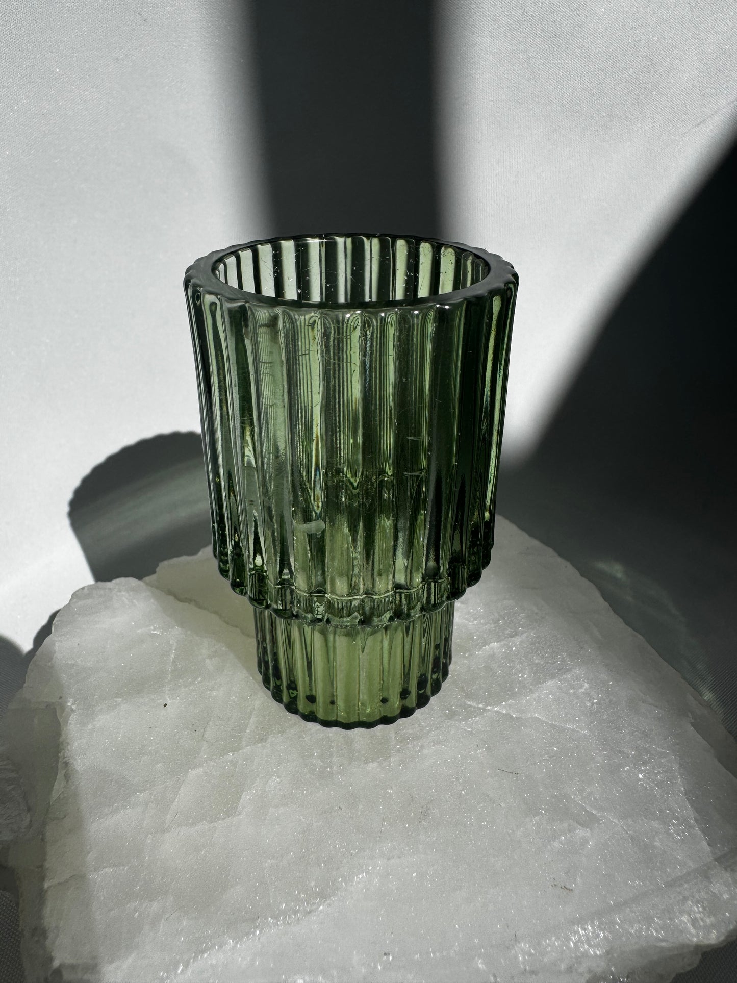 Green Glass Crystal Sphere Stand – Decorative Holder for Crystal Balls and Healing Crystals