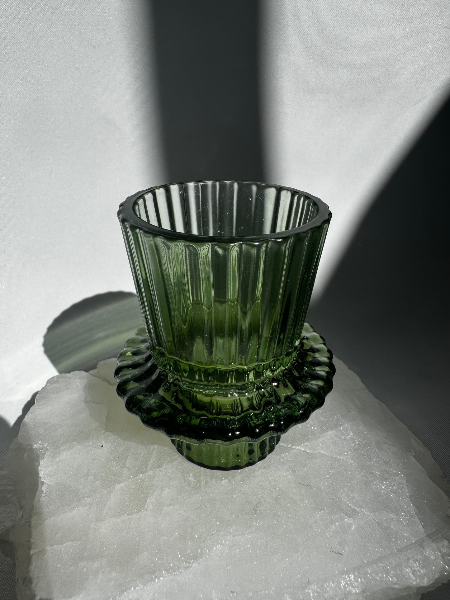 Green Glass Crystal Sphere Stand – Decorative Holder for Crystal Balls and Healing Crystals