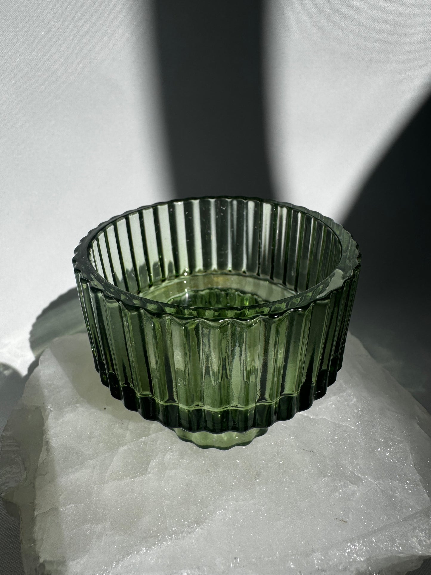 Green Glass Crystal Sphere Stand – Decorative Holder for Crystal Balls and Healing Crystals