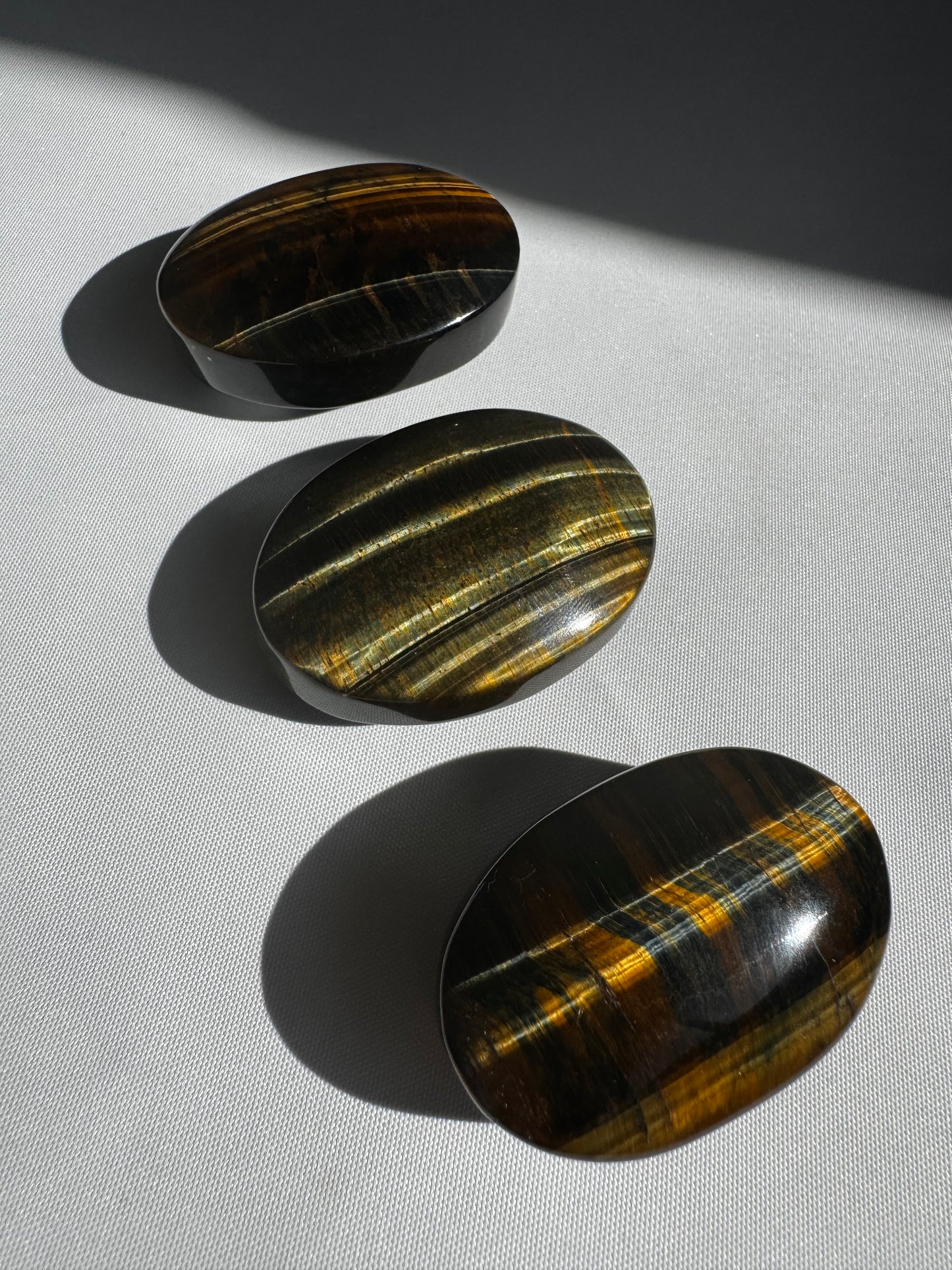Blue Tiger’s Eye Crystal Palmstone – Healing Stone for Communication and Throat Chakra