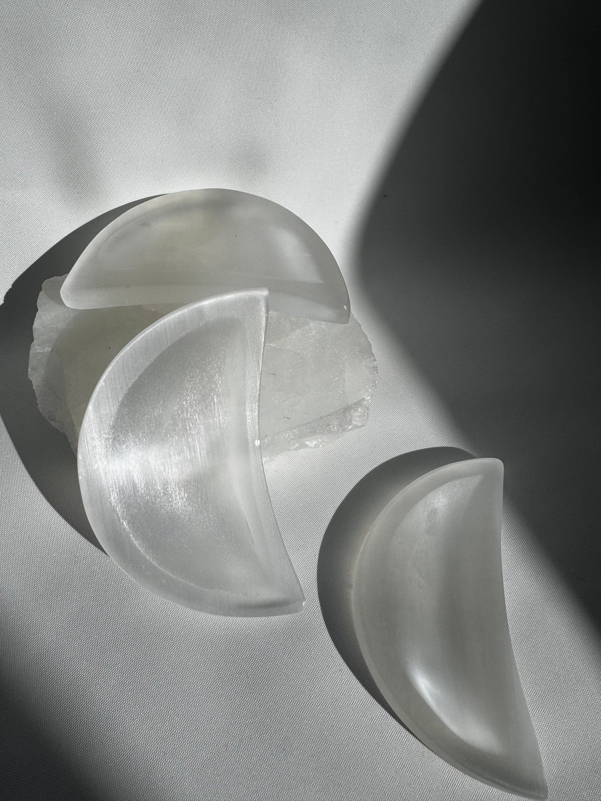 Selenite Crystal Moon Dish – Cleansing Bowl for Charging Crystals and Energy Clearing

