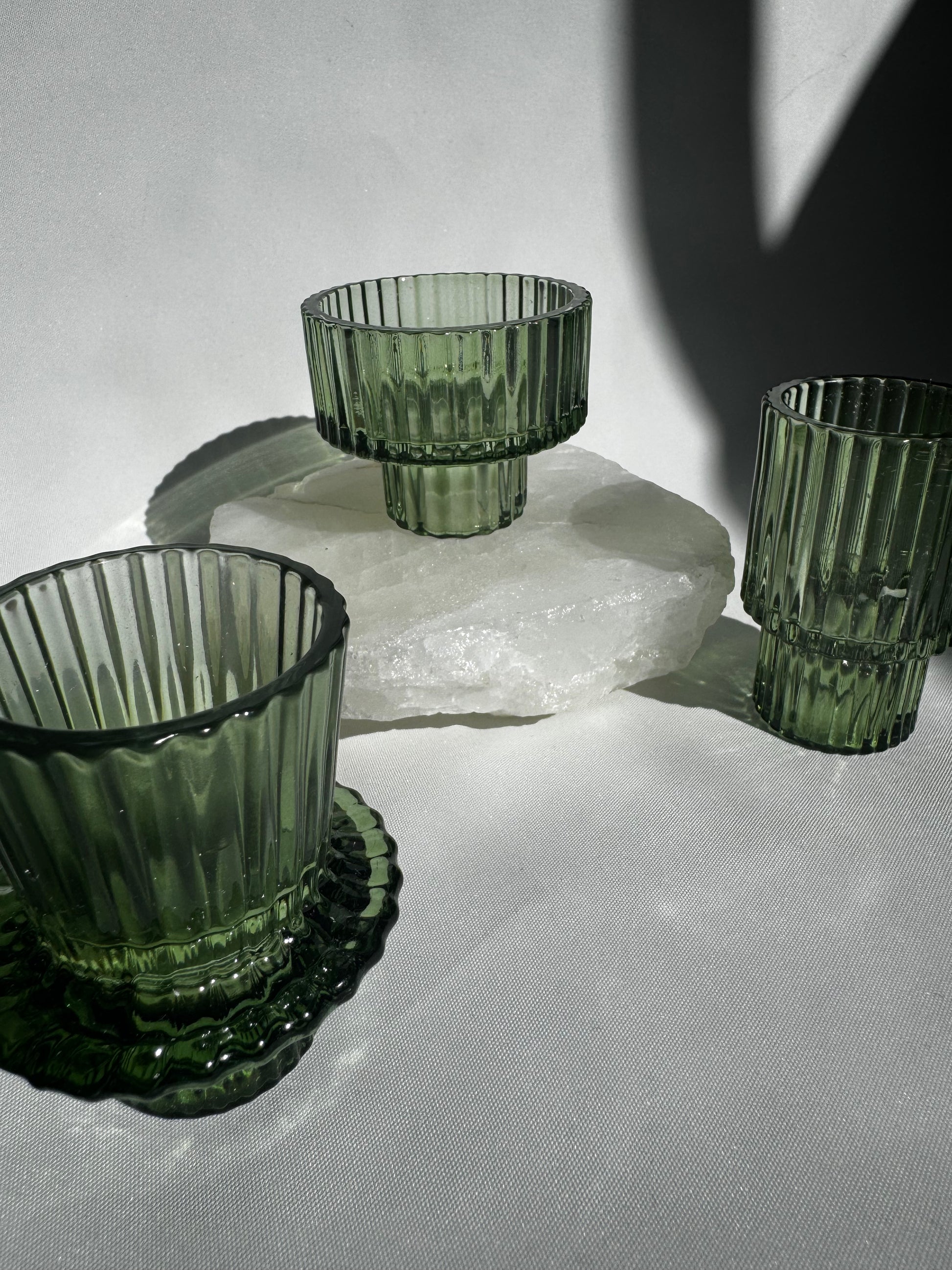 Green Glass Crystal Sphere Stand – Decorative Holder for Crystal Balls and Healing Crystals
