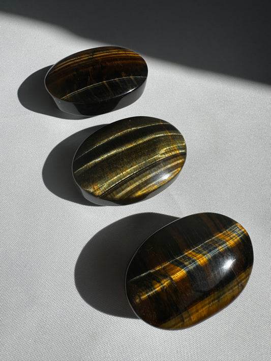 Blue Tiger’s Eye Crystal Palmstone – Healing Stone for Communication and Throat Chakra